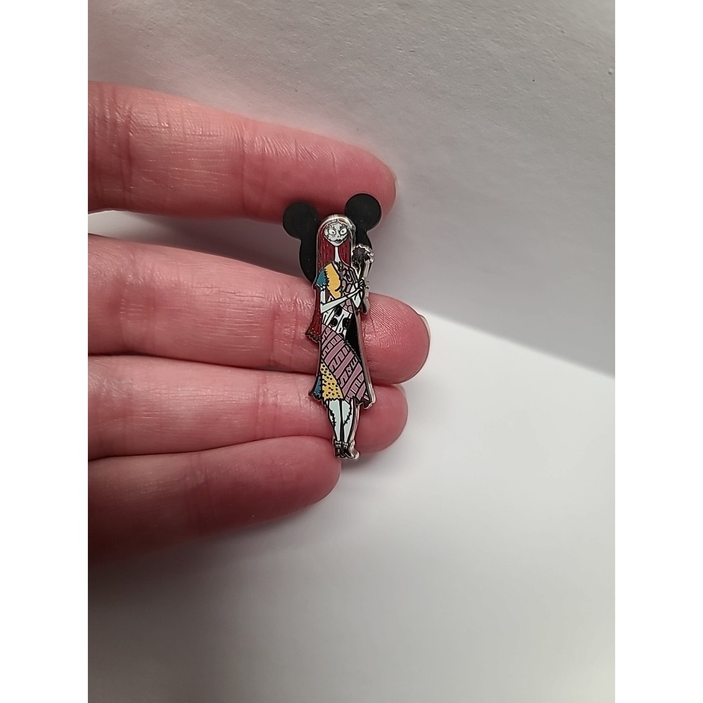 Disney Pin Trading- Nightmare Before Christmas - Sally Holding Flowers Pin